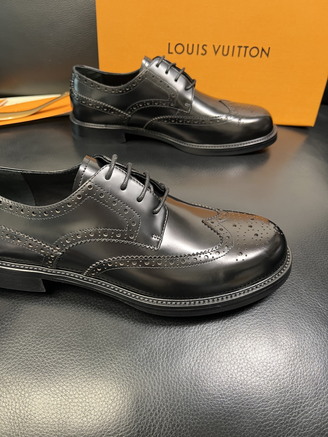 Lv 高品质 顶级工艺品 路易威登 皮鞋专柜同步原厂配置，鞋面意大利进口，进口水染牛皮内里，鞋底：原厂特