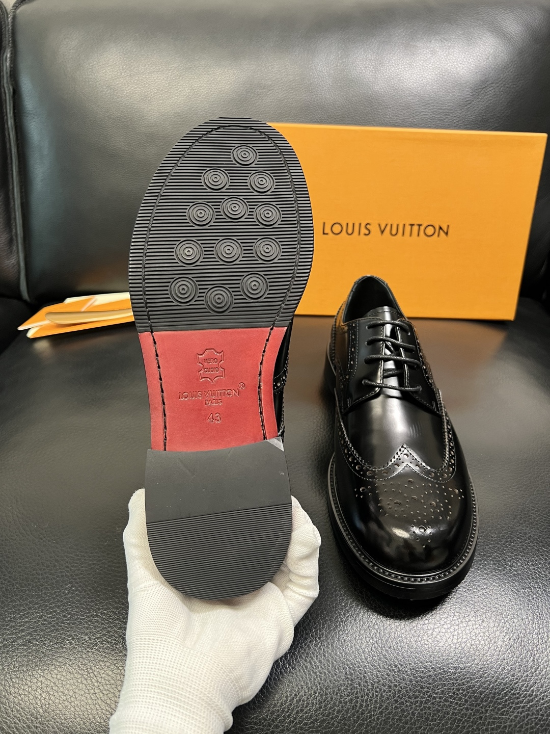 Lv 高品质 顶级工艺品 路易威登 皮鞋专柜同步原厂配置，鞋面意大利进口，进口水染牛皮内里，鞋底：原厂特