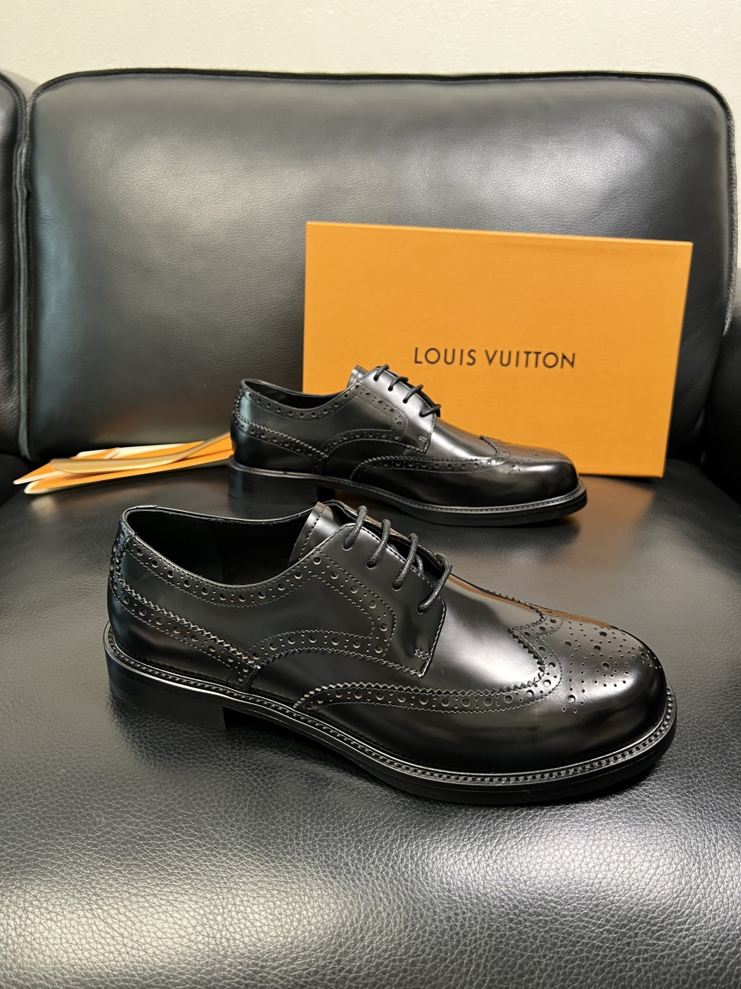 Lv 高品质 顶级工艺品 路易威登 皮鞋专柜同步原厂配置，鞋面意大利进口，进口水染牛皮内里，鞋底：原厂特