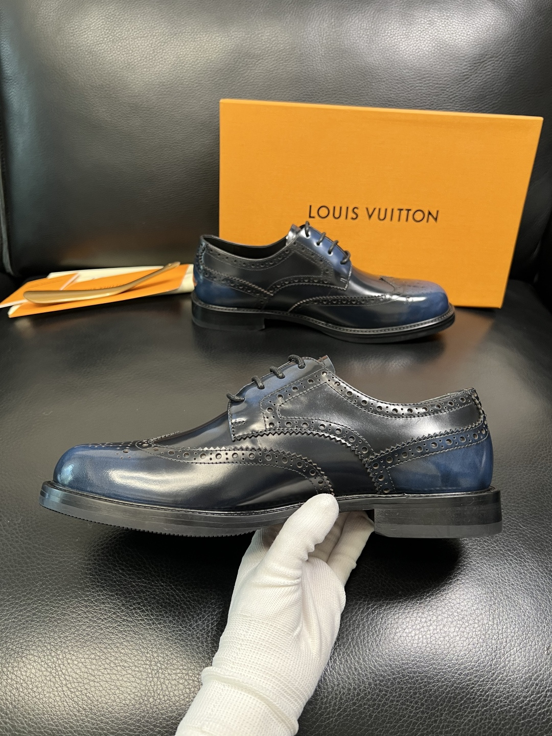 Lv 高品质 顶级工艺品 路易威登 皮鞋专柜同步原厂配置，鞋面意大利进口，进口水染牛皮内里，鞋底：原厂特