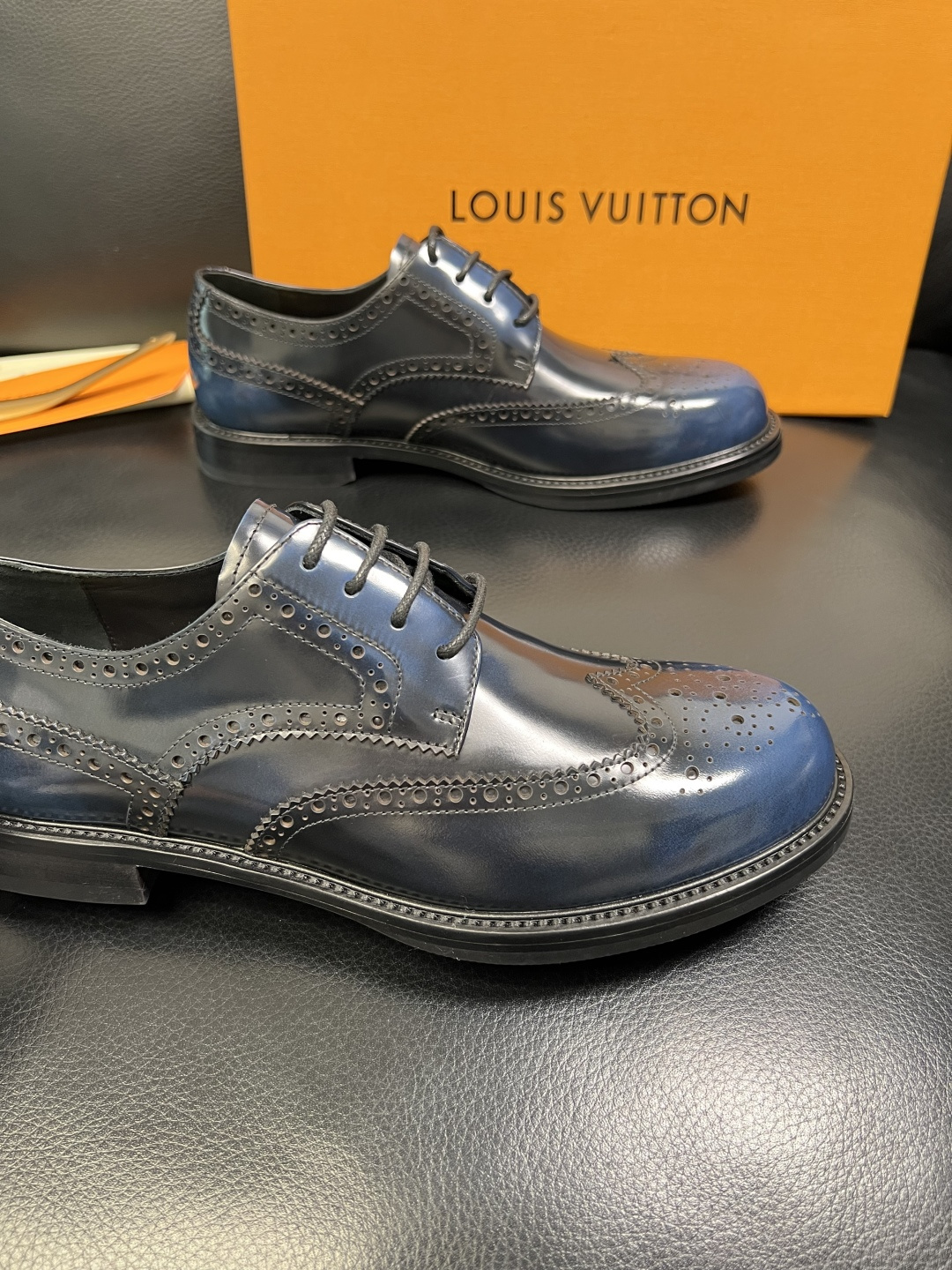 Lv 高品质 顶级工艺品 路易威登 皮鞋专柜同步原厂配置，鞋面意大利进口，进口水染牛皮内里，鞋底：原厂特