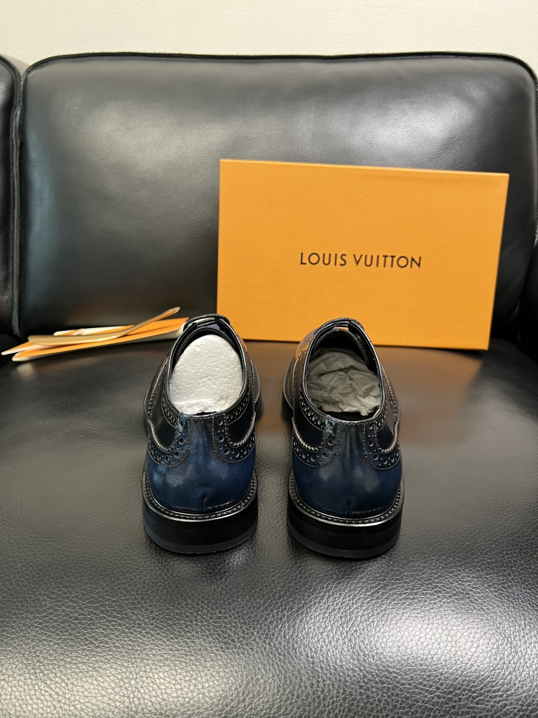 Lv 高品质 顶级工艺品 路易威登 皮鞋专柜同步原厂配置，鞋面意大利进口，进口水染牛皮内里，鞋底：原厂特