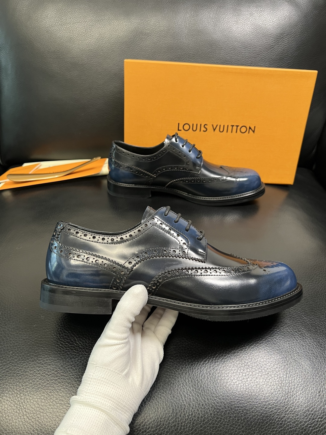 Lv 高品质 顶级工艺品 路易威登 皮鞋专柜同步原厂配置，鞋面意大利进口，进口水染牛皮内里，鞋底：原厂特