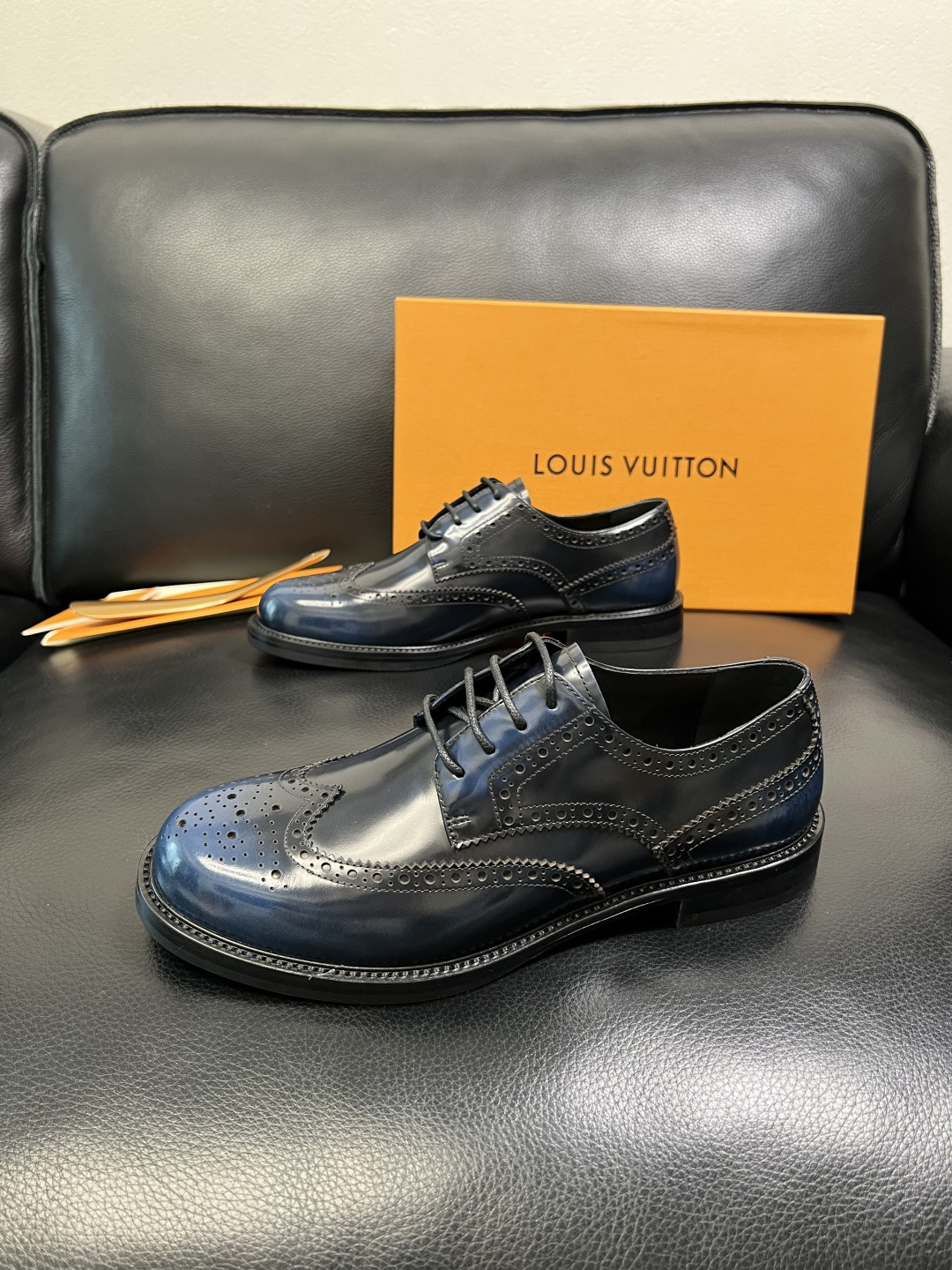 Lv 高品质 顶级工艺品 路易威登 皮鞋专柜同步原厂配置，鞋面意大利进口，进口水染牛皮内里，鞋底：原厂特