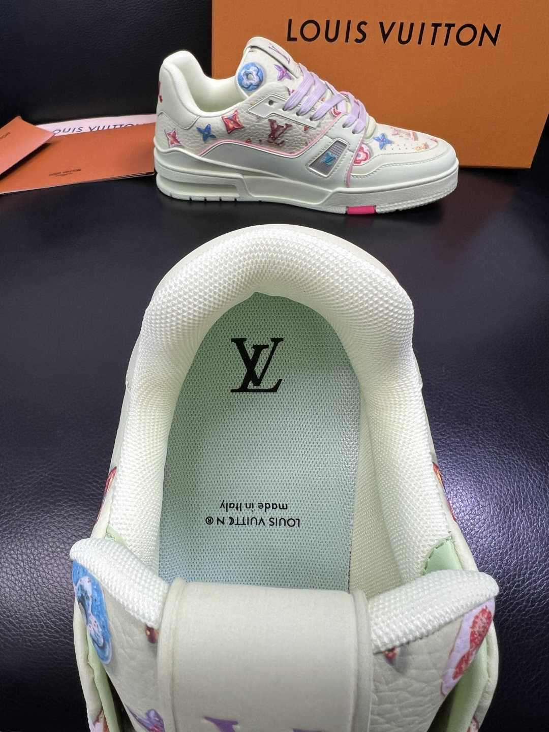 Lv 高品质 顶级工艺品 路易威登，专柜同步原厂配置，鞋面意大利进口，高品质拼接缤纷色彩复杂工艺品，进口