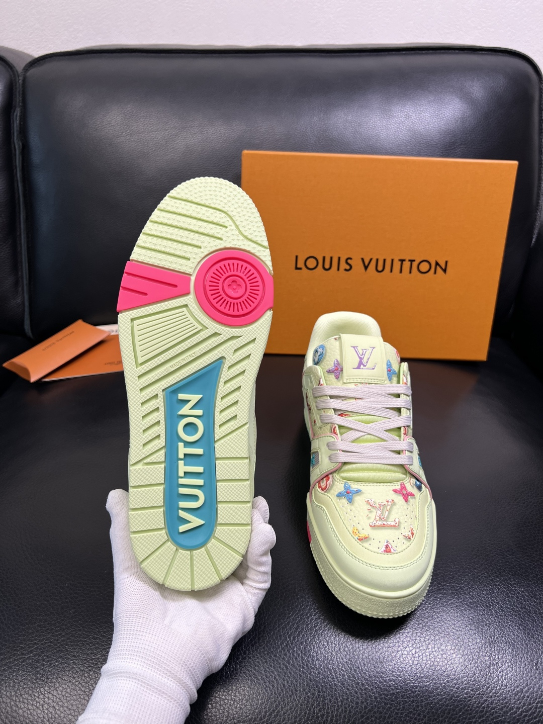 Lv 高品质 顶级工艺品 路易威登，专柜同步原厂配置，鞋面意大利进口，高品质拼接缤纷色彩复杂工艺品，进口