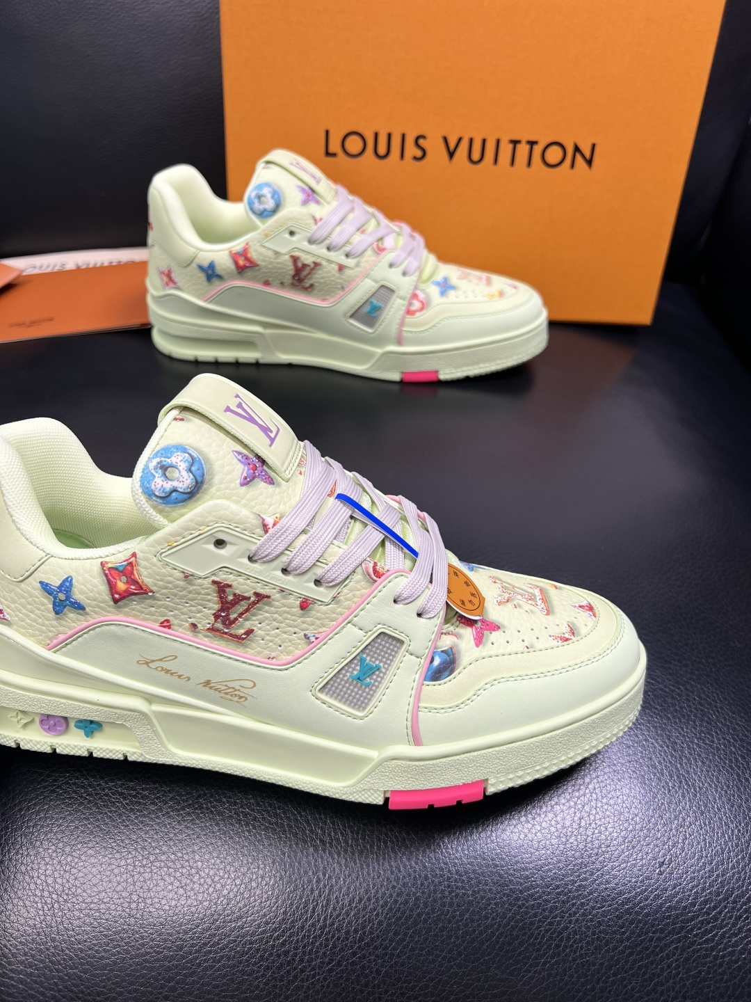 Lv 高品质 顶级工艺品 路易威登，专柜同步原厂配置，鞋面意大利进口，高品质拼接缤纷色彩复杂工艺品，进口