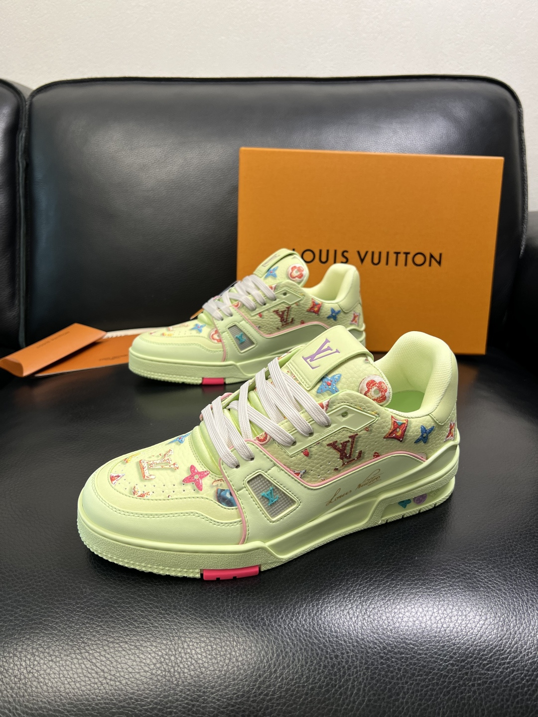 Lv 高品质 顶级工艺品 路易威登，专柜同步原厂配置，鞋面意大利进口，高品质拼接缤纷色彩复杂工艺品，进口