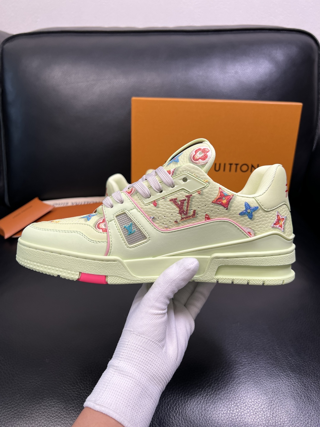 Lv 高品质 顶级工艺品 路易威登，专柜同步原厂配置，鞋面意大利进口，高品质拼接缤纷色彩复杂工艺品，进口