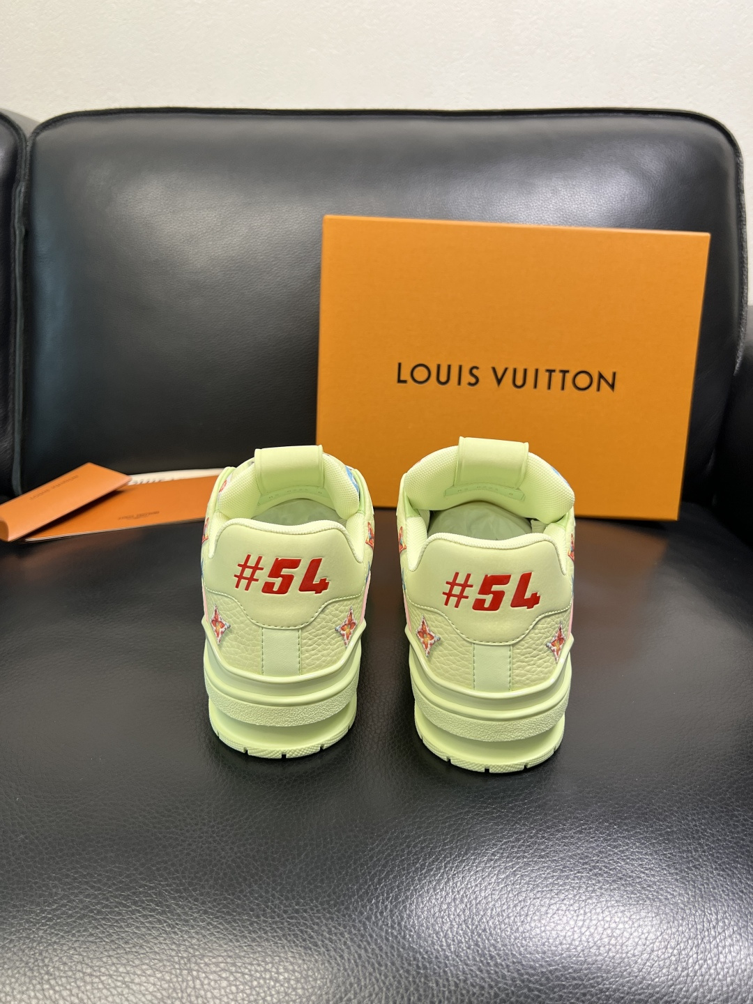 Lv 高品质 顶级工艺品 路易威登，专柜同步原厂配置，鞋面意大利进口，高品质拼接缤纷色彩复杂工艺品，进口