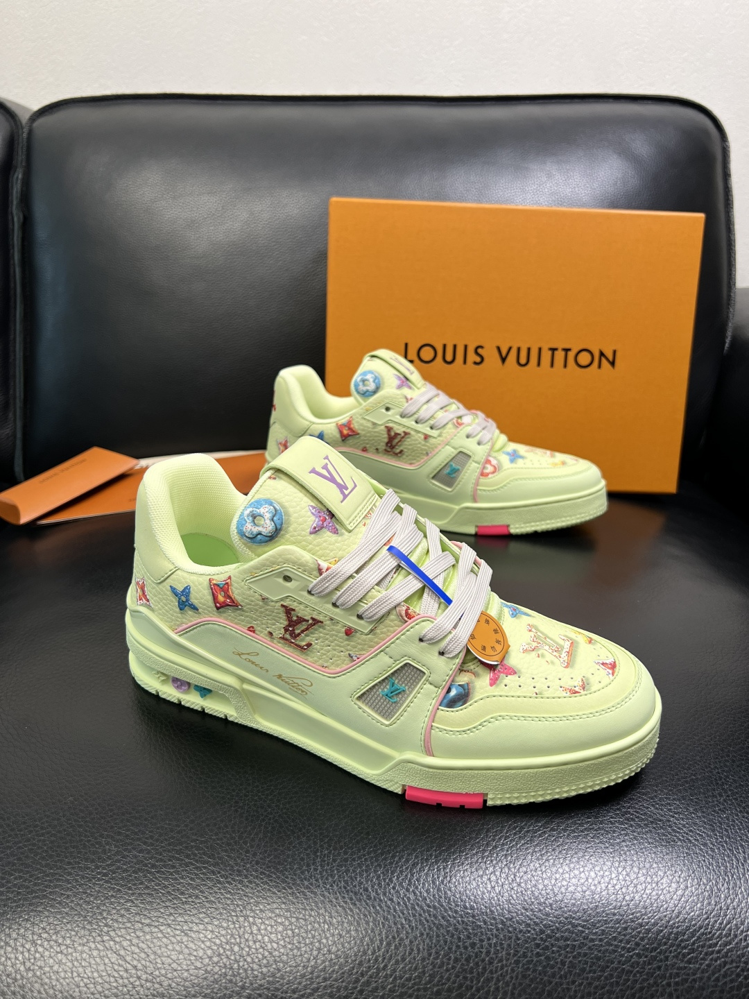 Lv 高品质 顶级工艺品 路易威登，专柜同步原厂配置，鞋面意大利进口，高品质拼接缤纷色彩复杂工艺品，进口