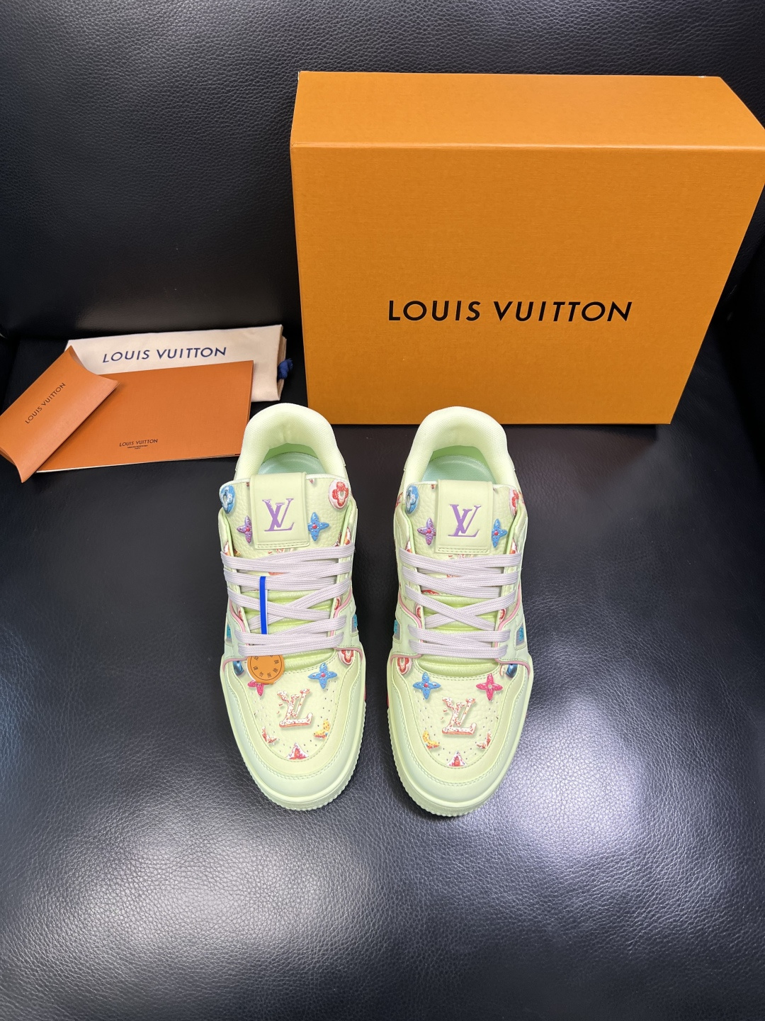 Lv 高品质 顶级工艺品 路易威登，专柜同步原厂配置，鞋面意大利进口，高品质拼接缤纷色彩复杂工艺品，进口