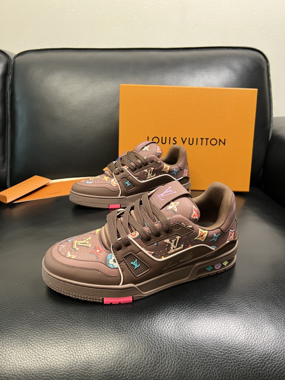 Lv 高品质 顶级工艺品 路易威登，专柜同步原厂配置，鞋面意大利进口，高品质拼接缤纷色彩复杂工艺品，进口