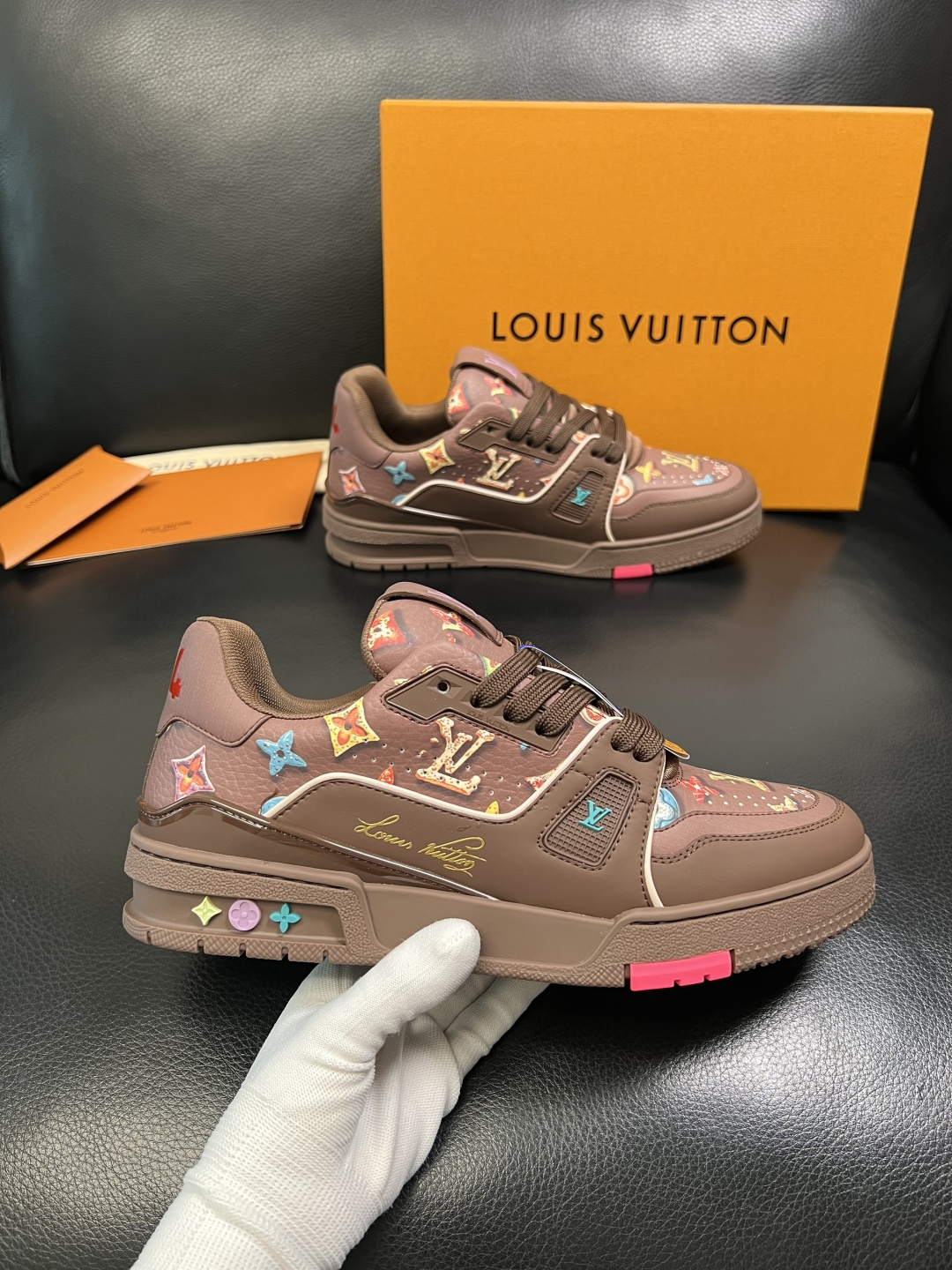 Lv 高品质 顶级工艺品 路易威登，专柜同步原厂配置，鞋面意大利进口，高品质拼接缤纷色彩复杂工艺品，进口