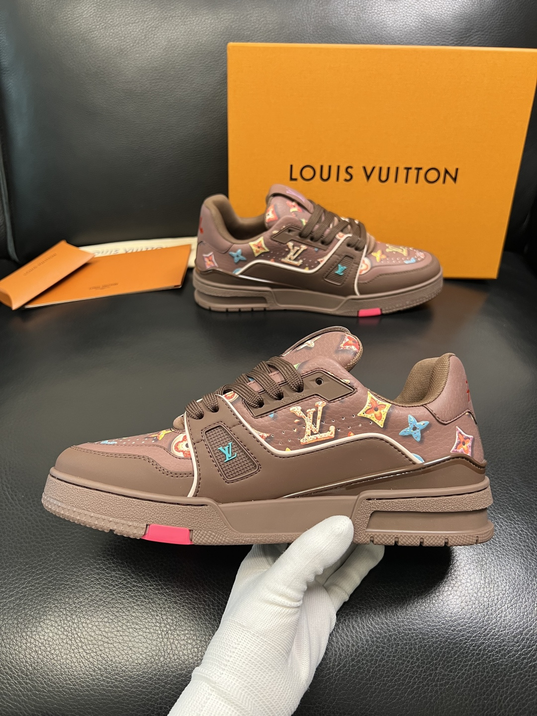 Lv 高品质 顶级工艺品 路易威登，专柜同步原厂配置，鞋面意大利进口，高品质拼接缤纷色彩复杂工艺品，进口