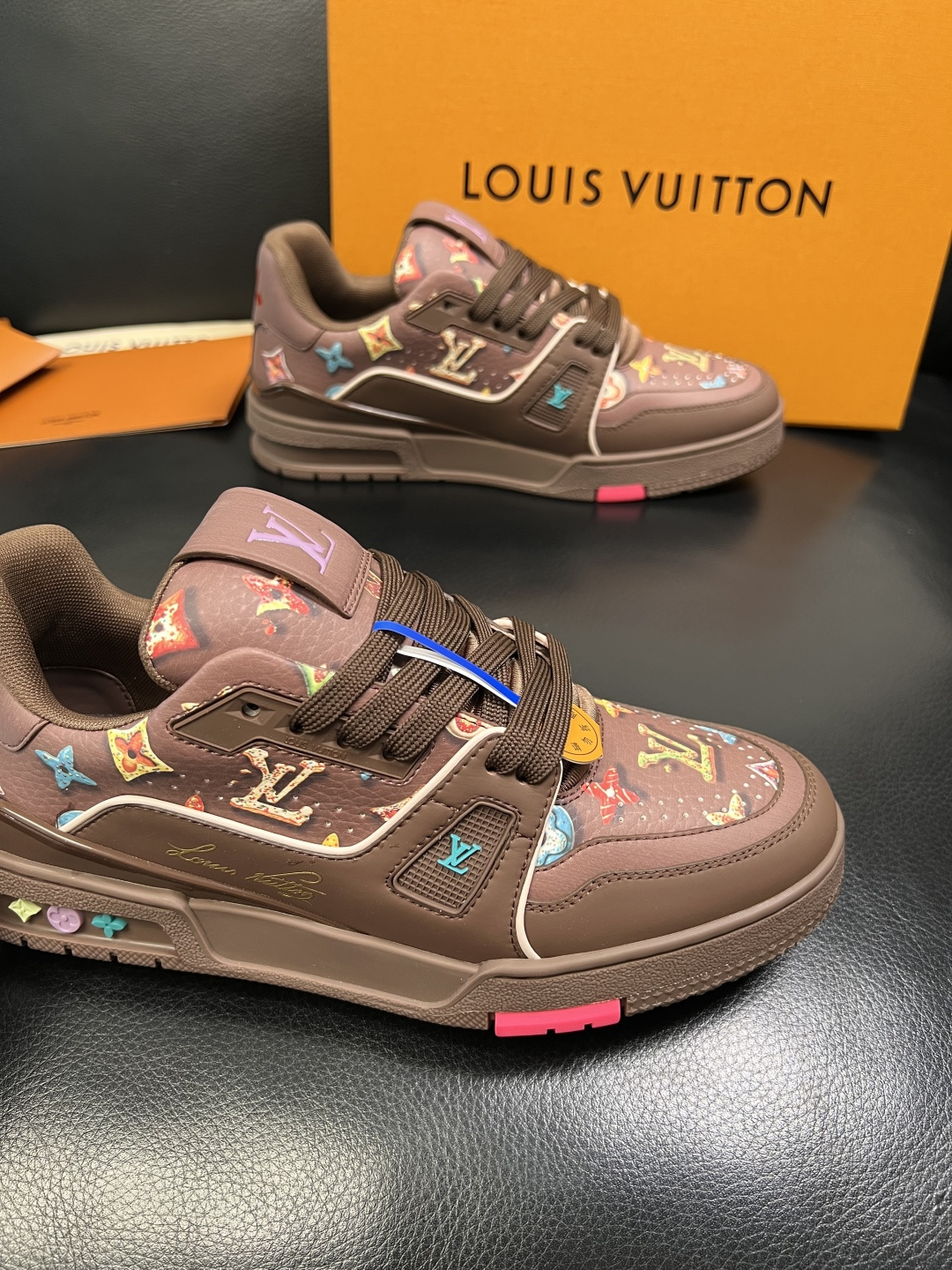 Lv 高品质 顶级工艺品 路易威登，专柜同步原厂配置，鞋面意大利进口，高品质拼接缤纷色彩复杂工艺品，进口