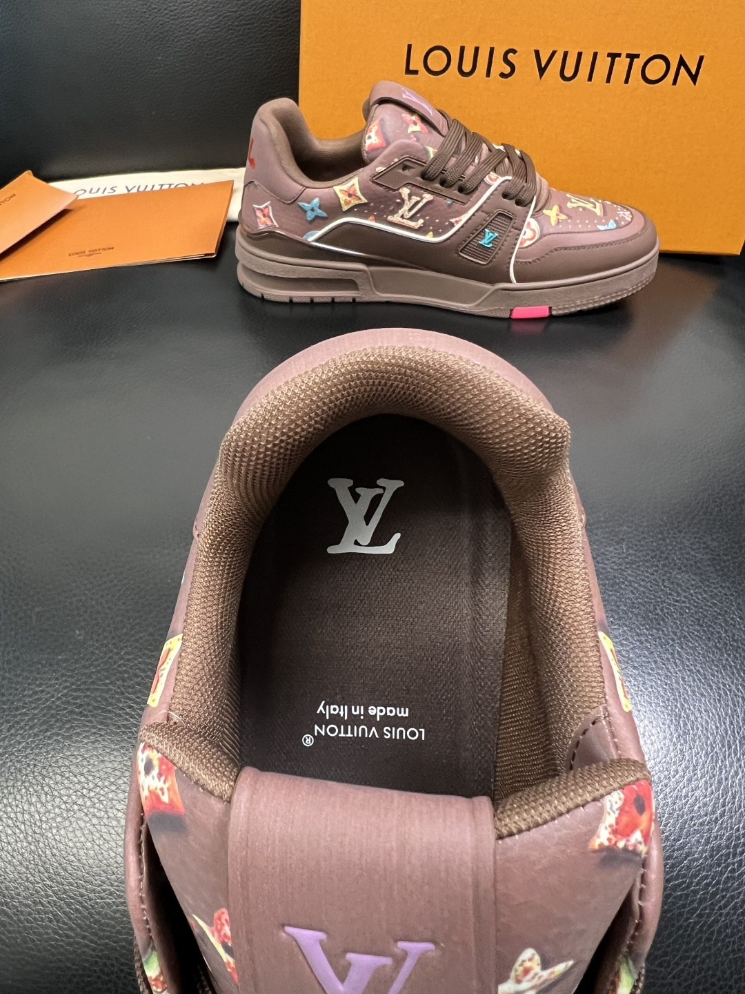 Lv 高品质 顶级工艺品 路易威登，专柜同步原厂配置，鞋面意大利进口，高品质拼接缤纷色彩复杂工艺品，进口