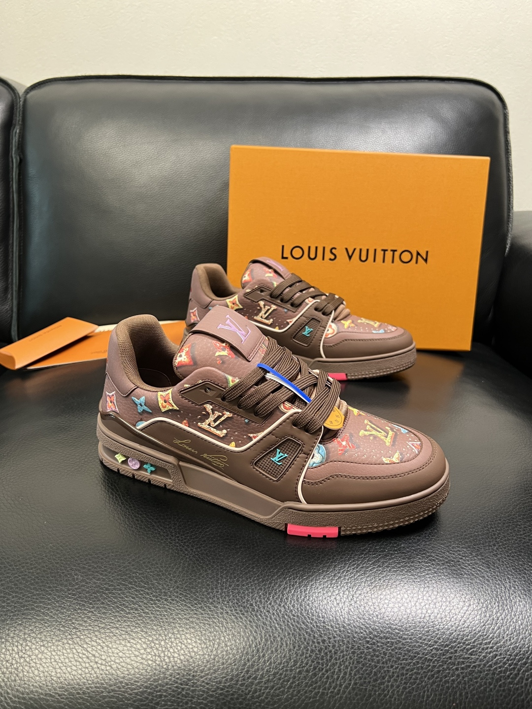 Lv 高品质 顶级工艺品 路易威登，专柜同步原厂配置，鞋面意大利进口，高品质拼接缤纷色彩复杂工艺品，进口