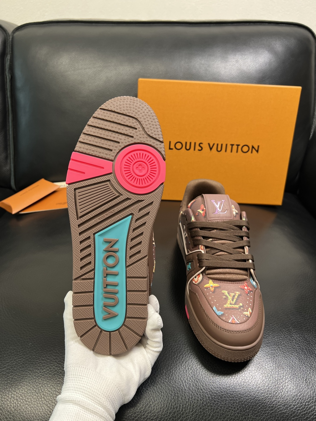 Lv 高品质 顶级工艺品 路易威登，专柜同步原厂配置，鞋面意大利进口，高品质拼接缤纷色彩复杂工艺品，进口