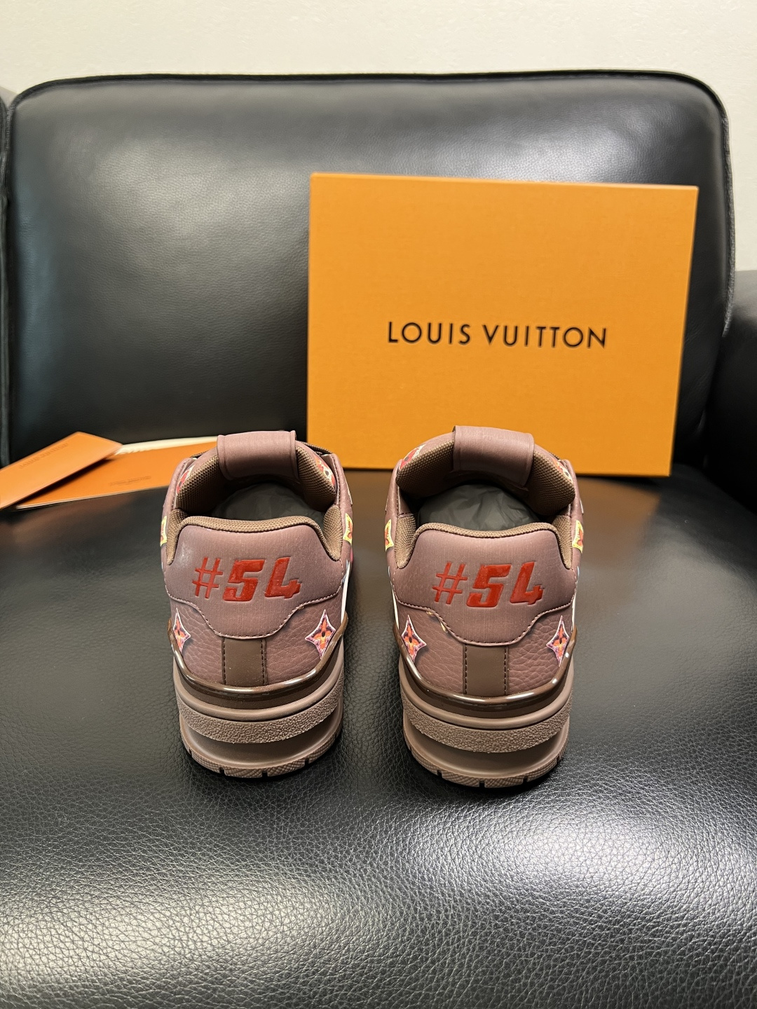 Lv 高品质 顶级工艺品 路易威登，专柜同步原厂配置，鞋面意大利进口，高品质拼接缤纷色彩复杂工艺品，进口