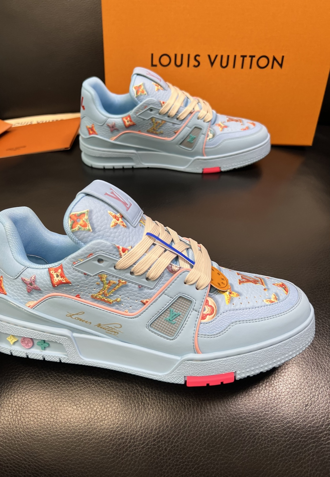 Lv 高品质 顶级工艺品 路易威登，专柜同步原厂配置，鞋面意大利进口，高品质拼接缤纷色彩复杂工艺品，进口