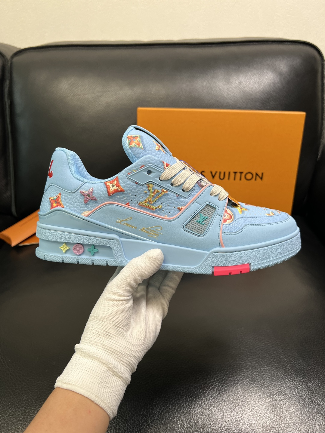 Lv 高品质 顶级工艺品 路易威登，专柜同步原厂配置，鞋面意大利进口，高品质拼接缤纷色彩复杂工艺品，进口