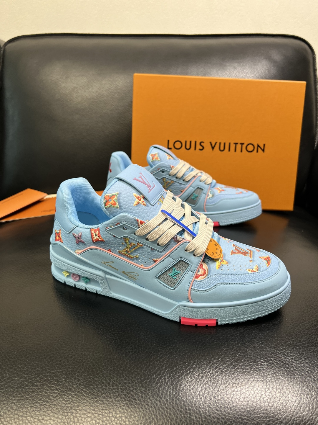 NO:704784,Lv high-quality top crafts Louis Vuitton, counters synchronized with original configuration, uppers imported from Italy, high-quality splicing colorful and complex crafts, imported cowhide lining soft and comfortable, soles specially provided by the original factory, TPU exclusive movable molded soles super comfortable, original factory single goods, couple style code number female 35-39 39-44 (custom-made female 40 38 45), louis vuitton, louis  vuitton,cowhide19860909Lv 高品质 顶级工艺品 路易威登,专柜同步原厂配置,鞋面意大利进口,高品质拼接缤纷色彩复杂工艺品,进口牛皮里垫柔软舒适,鞋底原厂特供原版底,TPU独家活动成型底超级舒适,原厂跟单货,情侣款 码数 女35-39 39-44（订做 女40 38 45）,,louis vuitton,louis vuitton,cowhide,Men's shoes