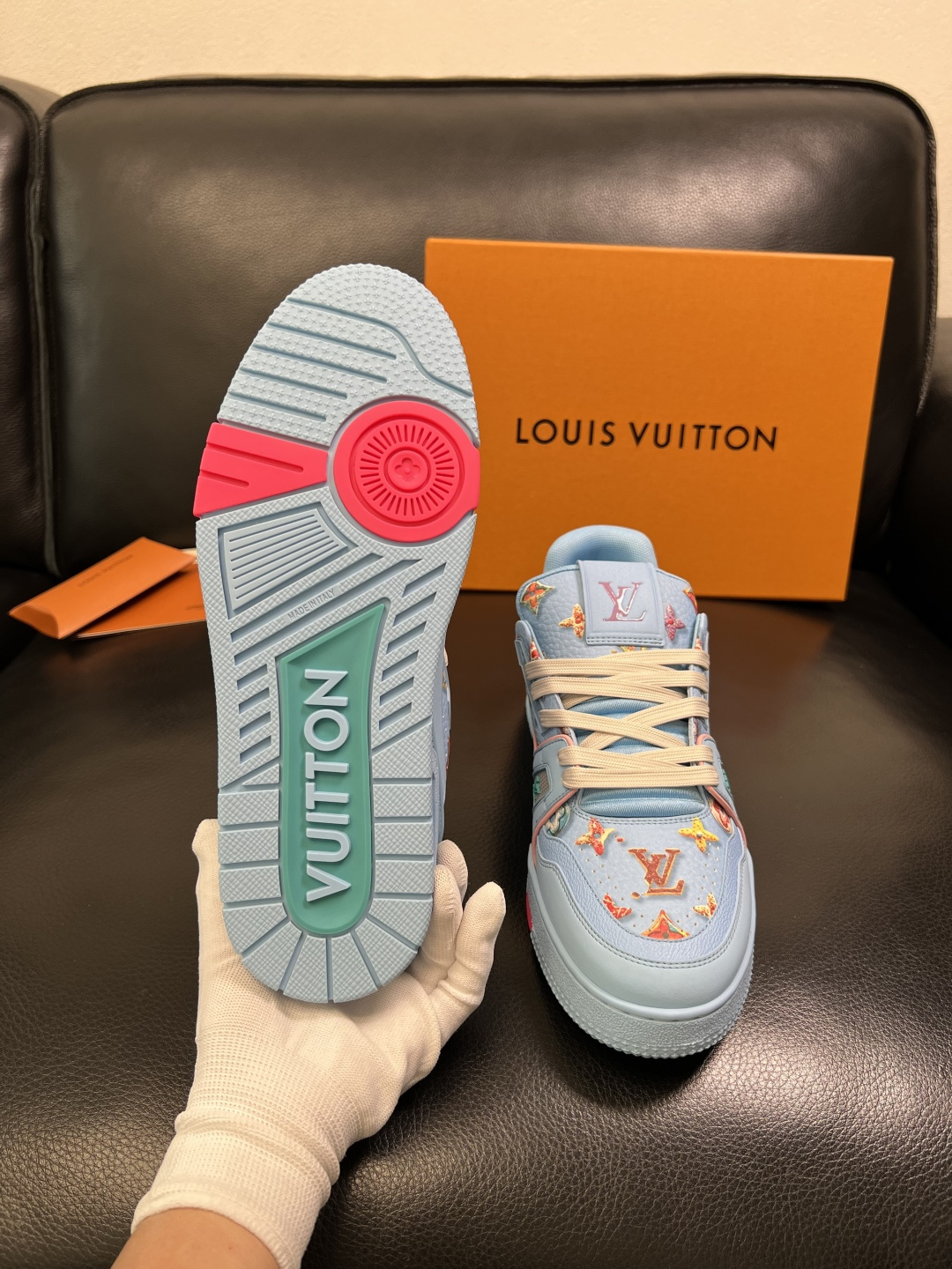 Lv 高品质 顶级工艺品 路易威登，专柜同步原厂配置，鞋面意大利进口，高品质拼接缤纷色彩复杂工艺品，进口