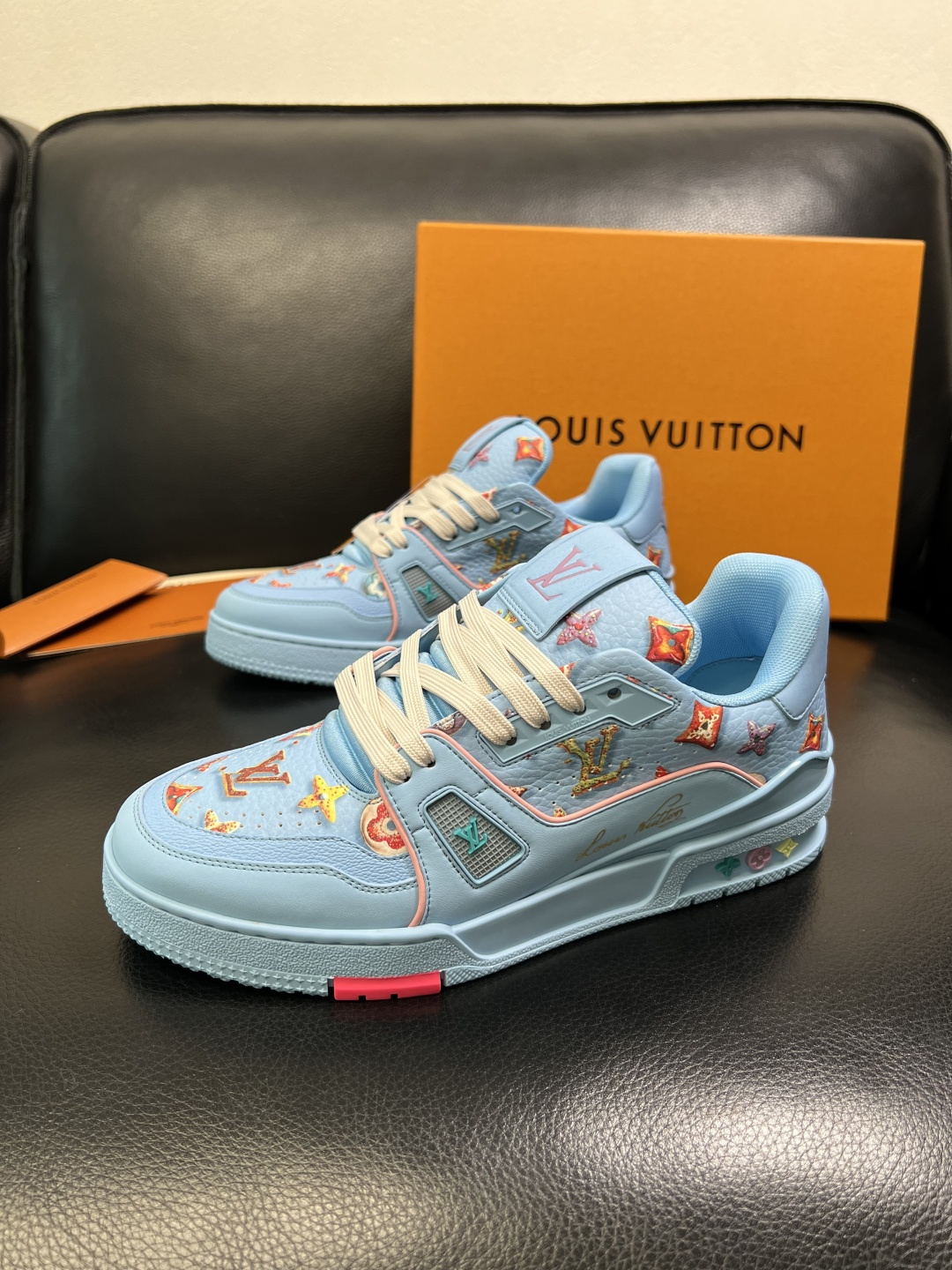 Lv 高品质 顶级工艺品 路易威登，专柜同步原厂配置，鞋面意大利进口，高品质拼接缤纷色彩复杂工艺品，进口