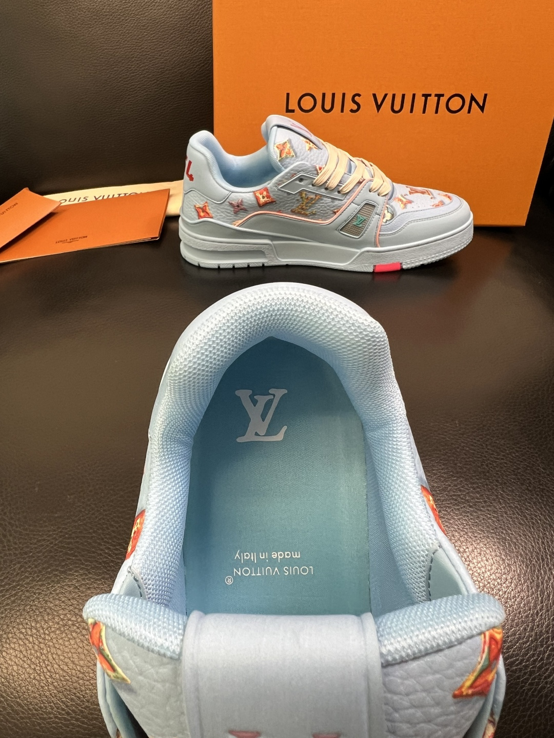 Lv 高品质 顶级工艺品 路易威登，专柜同步原厂配置，鞋面意大利进口，高品质拼接缤纷色彩复杂工艺品，进口