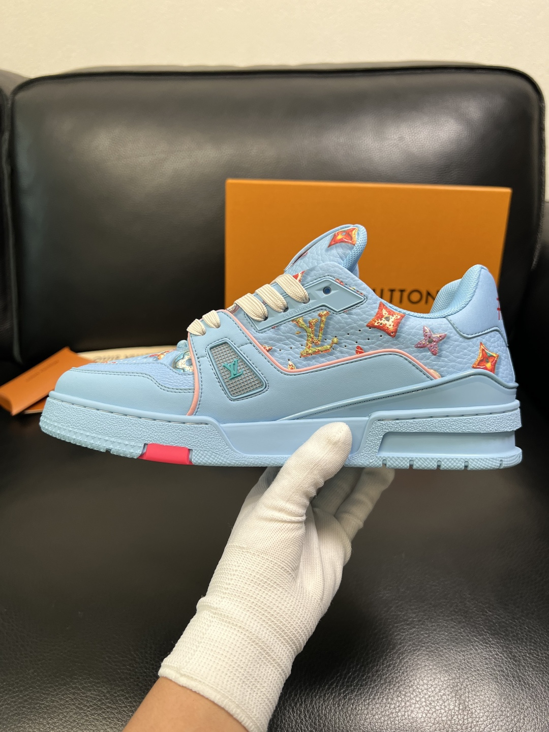 Lv 高品质 顶级工艺品 路易威登，专柜同步原厂配置，鞋面意大利进口，高品质拼接缤纷色彩复杂工艺品，进口