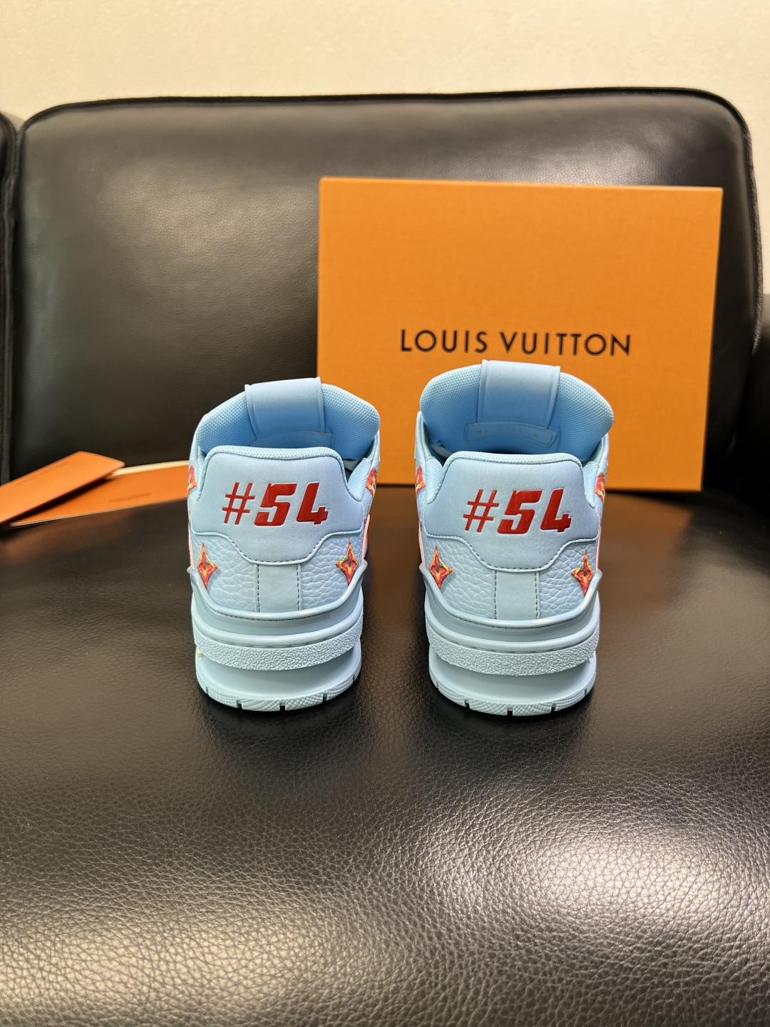 Lv 高品质 顶级工艺品 路易威登，专柜同步原厂配置，鞋面意大利进口，高品质拼接缤纷色彩复杂工艺品，进口