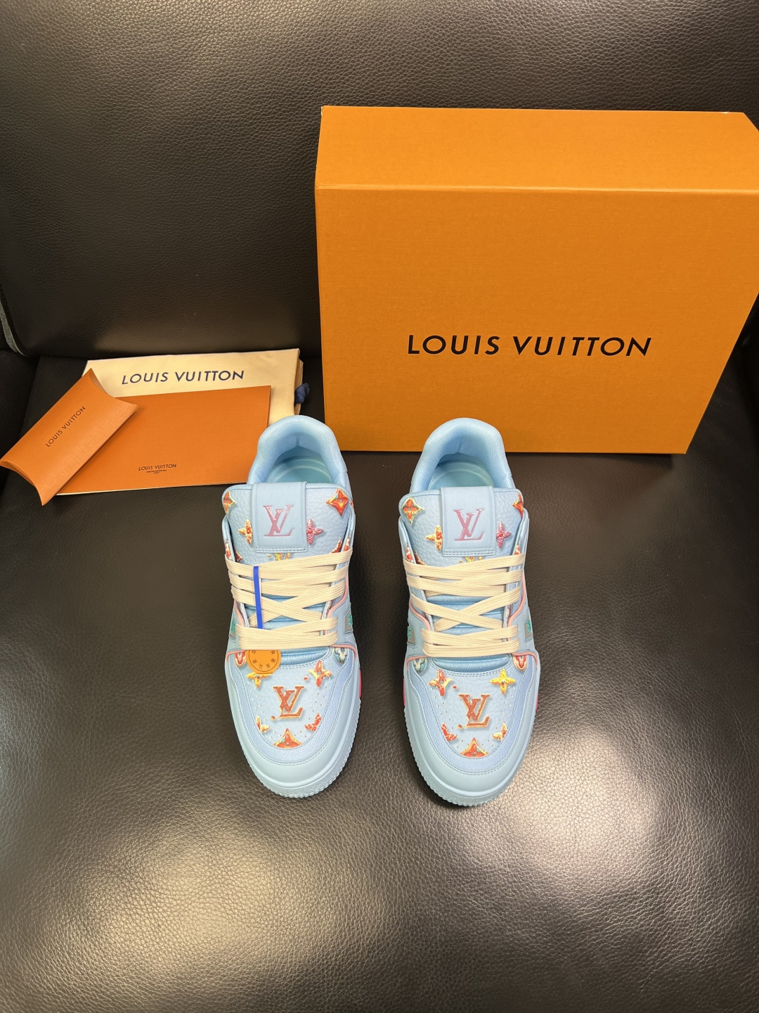 Lv 高品质 顶级工艺品 路易威登，专柜同步原厂配置，鞋面意大利进口，高品质拼接缤纷色彩复杂工艺品，进口