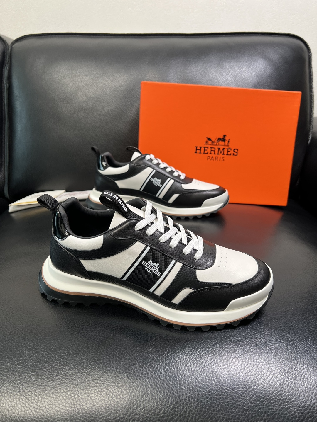 NO:704792,Hermes top handicrafts, Hermès counter synchronization, original factory configuration, original cowhide fabric imported from Italy, high-quality splicing technology, fully imported water-dyed cowhide lining, original soles specially provided by the factory, super comfortable, original factory follow-up goods, high quality, welcome to compare at the counter, code number 39-44 (customized 45),, hermes, hermes, cowhide19860909Hermes 顶级工艺品 爱马仕 专柜同步 原厂配置,意大利进口原版牛皮面料,高品质拼接工艺,全进口水染牛皮里垫,鞋底原厂特供原版底超级舒适,原厂跟单货 高品质,欢迎对比专柜同步,码数 39-44（ 订做 45）,,hermes,hermes,cowhide,Men's shoes