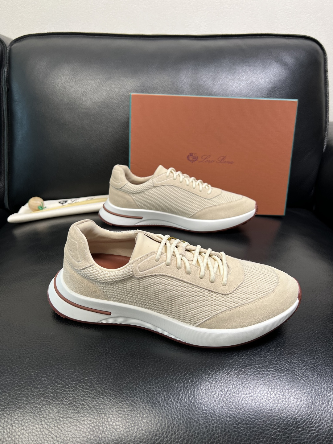 NO:704796,Loro piana is a high-quality top handicraft. The new product counter is equipped with the original factory. The upper is imported cowhide fabric from Italy. High-quality splicing technology. The sole is specially provided by the original factory. The exclusive movable molded sole is super comfortable. The original factory and single goods are welcome to compare. The code number is 39-44 (order 38 45 46), loro piana, cowhide19860909Loro piana 高品质 顶级工艺品 诺悠翩雅 新品专柜同步原厂配置,鞋面意大利进口牛皮面料,高品质拼接工艺,鞋底原厂特供原版底,独家活动成型底超级舒适,原厂跟单货,欢迎对比,码数 39-44（ 订 38 45 46）,,loro piana,cowhide,Men's shoes