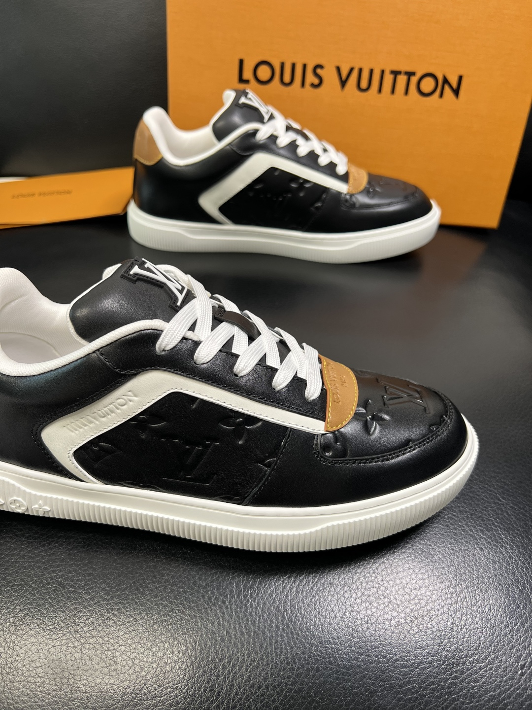 Lv 高品质 顶级工艺品 路易威登，运动板鞋专柜同步，鞋面意大利进口，高品质拼接缤纷色彩复杂工艺品，进口