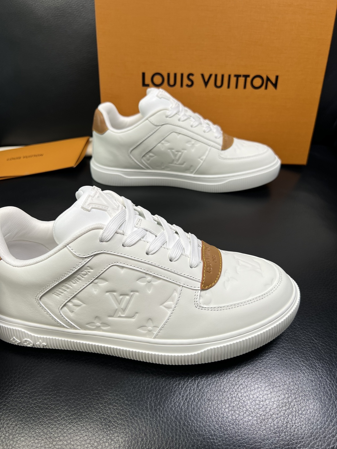 Lv 高品质 顶级工艺品 路易威登，运动板鞋专柜同步，鞋面意大利进口，高品质拼接缤纷色彩复杂工艺品，进口