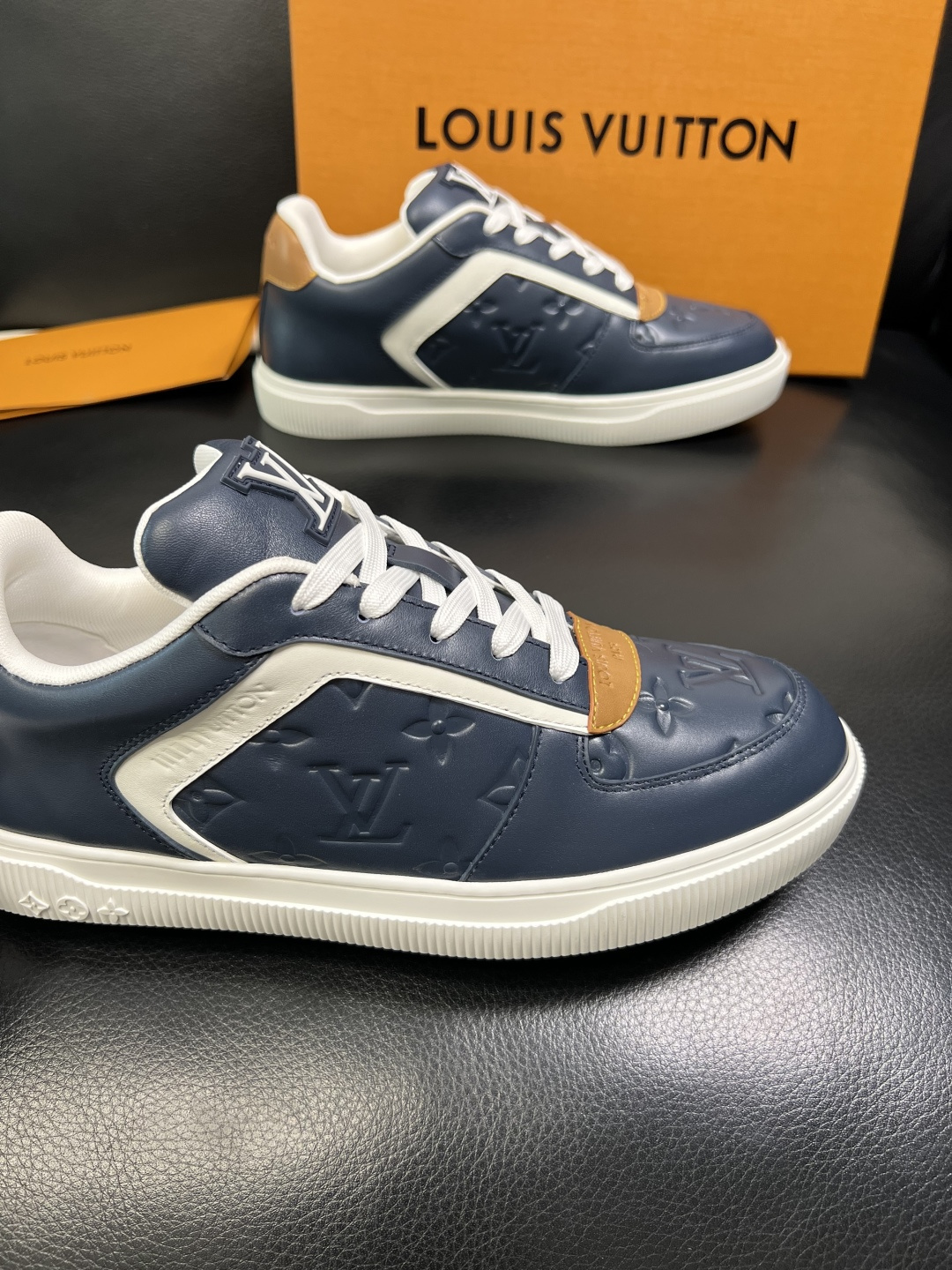 Lv 高品质 顶级工艺品 路易威登，运动板鞋专柜同步，鞋面意大利进口，高品质拼接缤纷色彩复杂工艺品，进口