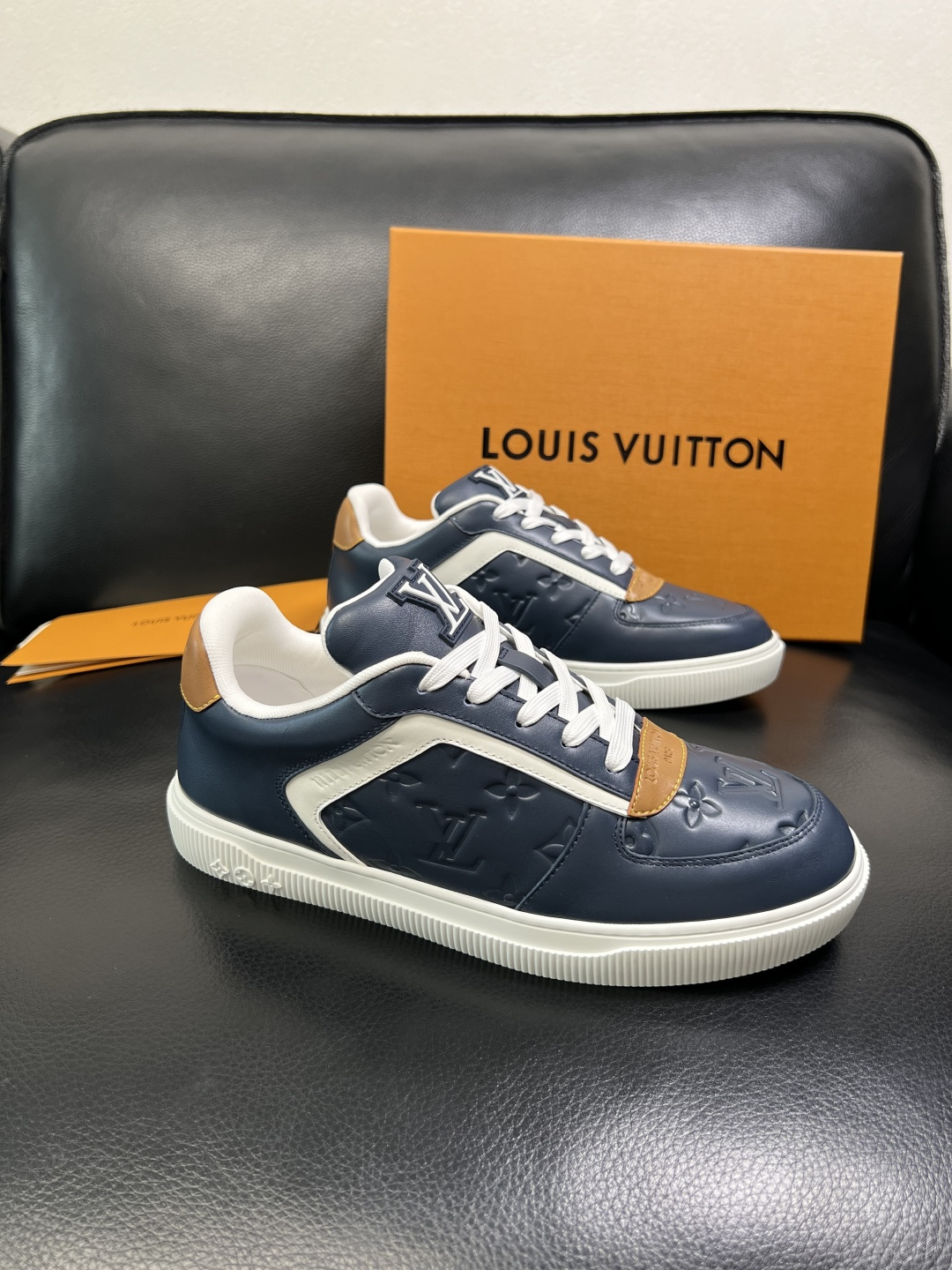 NO:704941,Lv high-quality top crafts Louis Vuitton, sports sneakers counter synchronization, uppers imported from Italy, high-quality splicing colorful complex crafts, imported mesh padding soft and comfortable, original soles specially provided by the original factory, TPU exclusive movable molded soles super comfortable, original factory follow-up goods, code number 39-44 (customized 45), louis vuitton, louis vuitton19860909Lv 高品质 顶级工艺品 路易威登,运动板鞋专柜同步,鞋面意大利进口,高品质拼接缤纷色彩复杂工艺品,进口网布里垫柔软舒适,鞋底原厂特供原版底,TPU独家活动成型底超级舒适,原厂跟单货,码数 39-44（订做45）,,louis vuitton,louis vuitton,Men's shoes