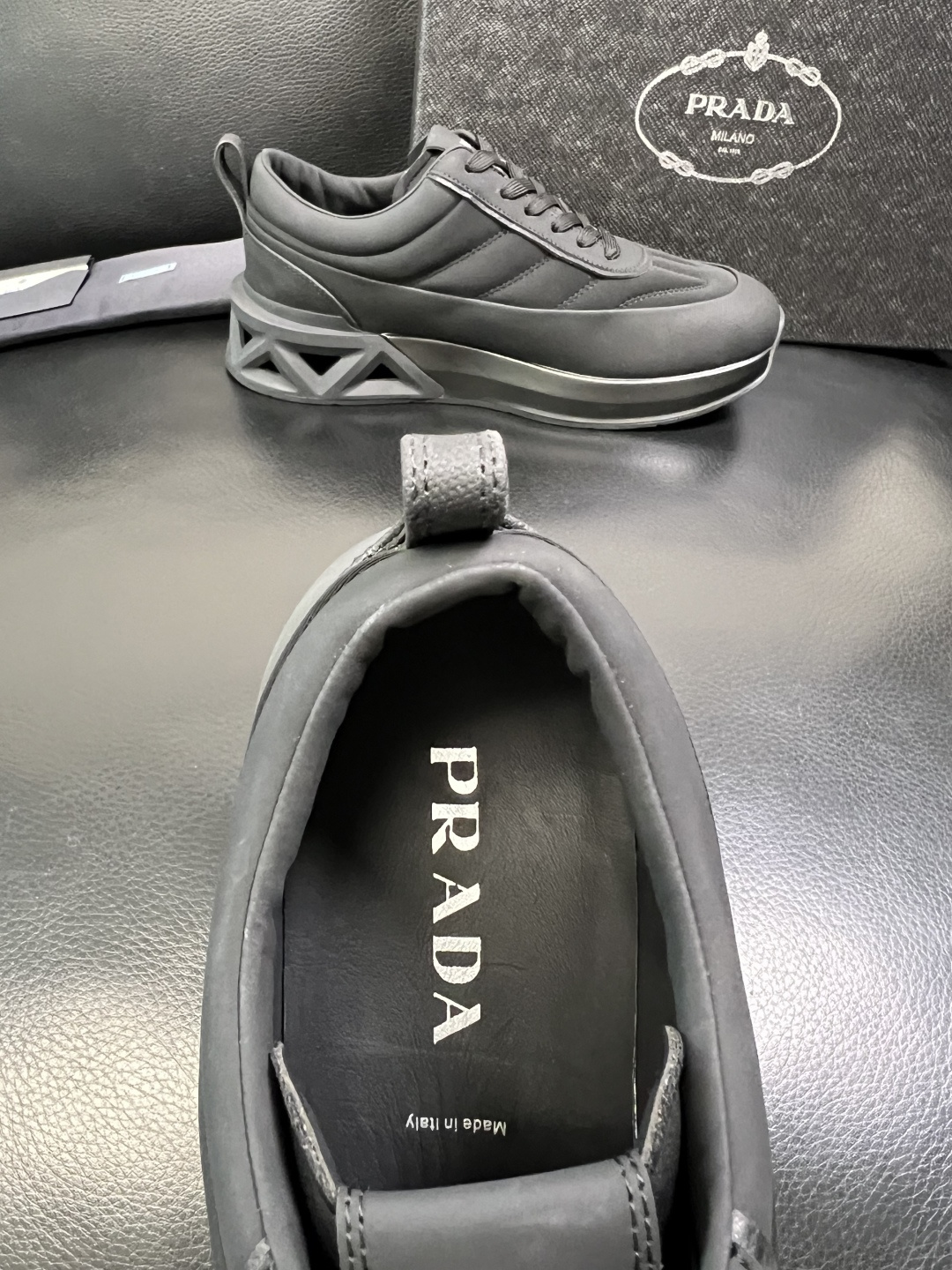 Prada 顶级工艺品，普拉达 专柜同步，原厂配置意大利进口牛皮面料，进口牛皮内里垫，透气舒适，鞋底：原