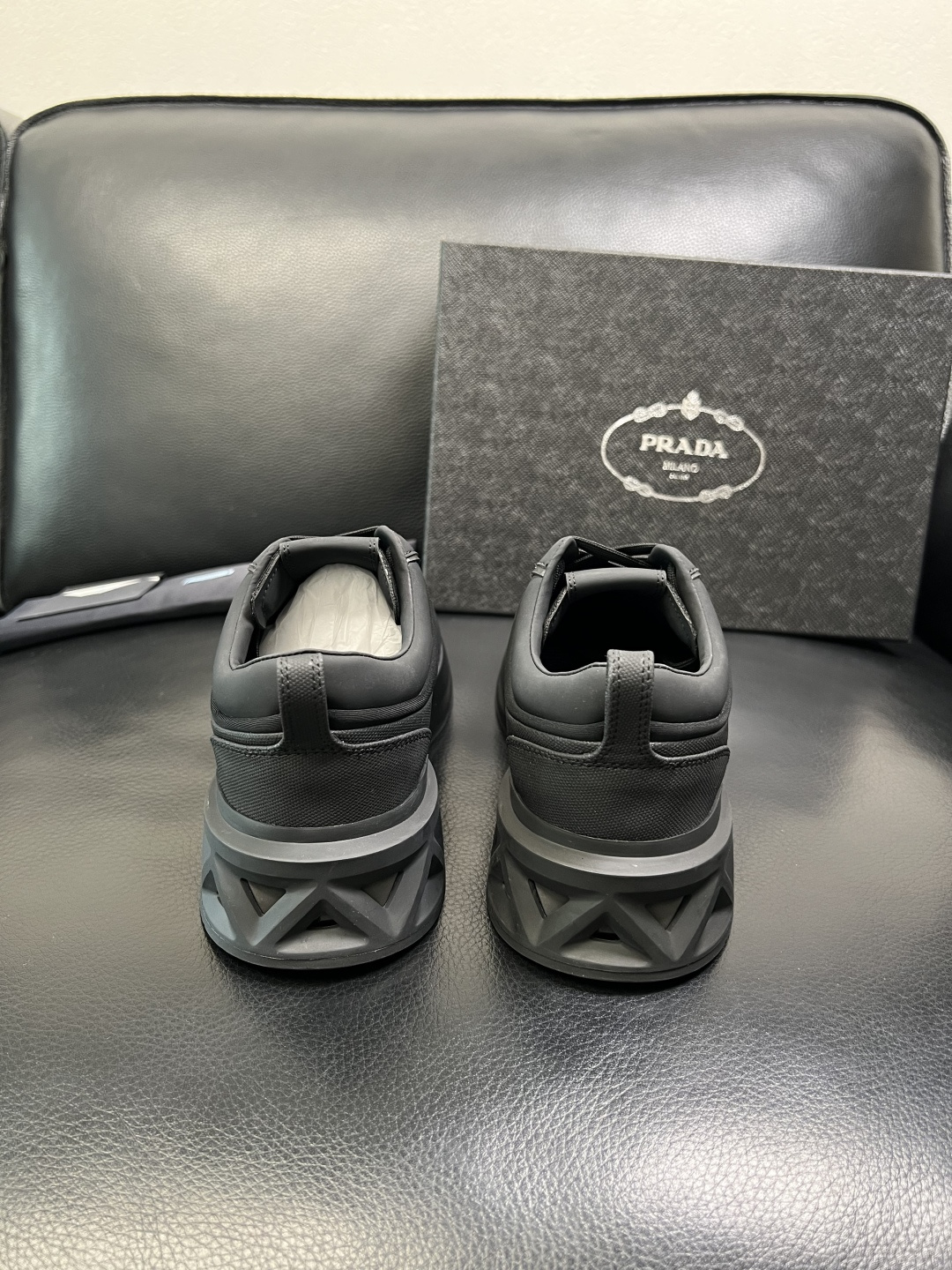 Prada 顶级工艺品，普拉达 专柜同步，原厂配置意大利进口牛皮面料，进口牛皮内里垫，透气舒适，鞋底：原