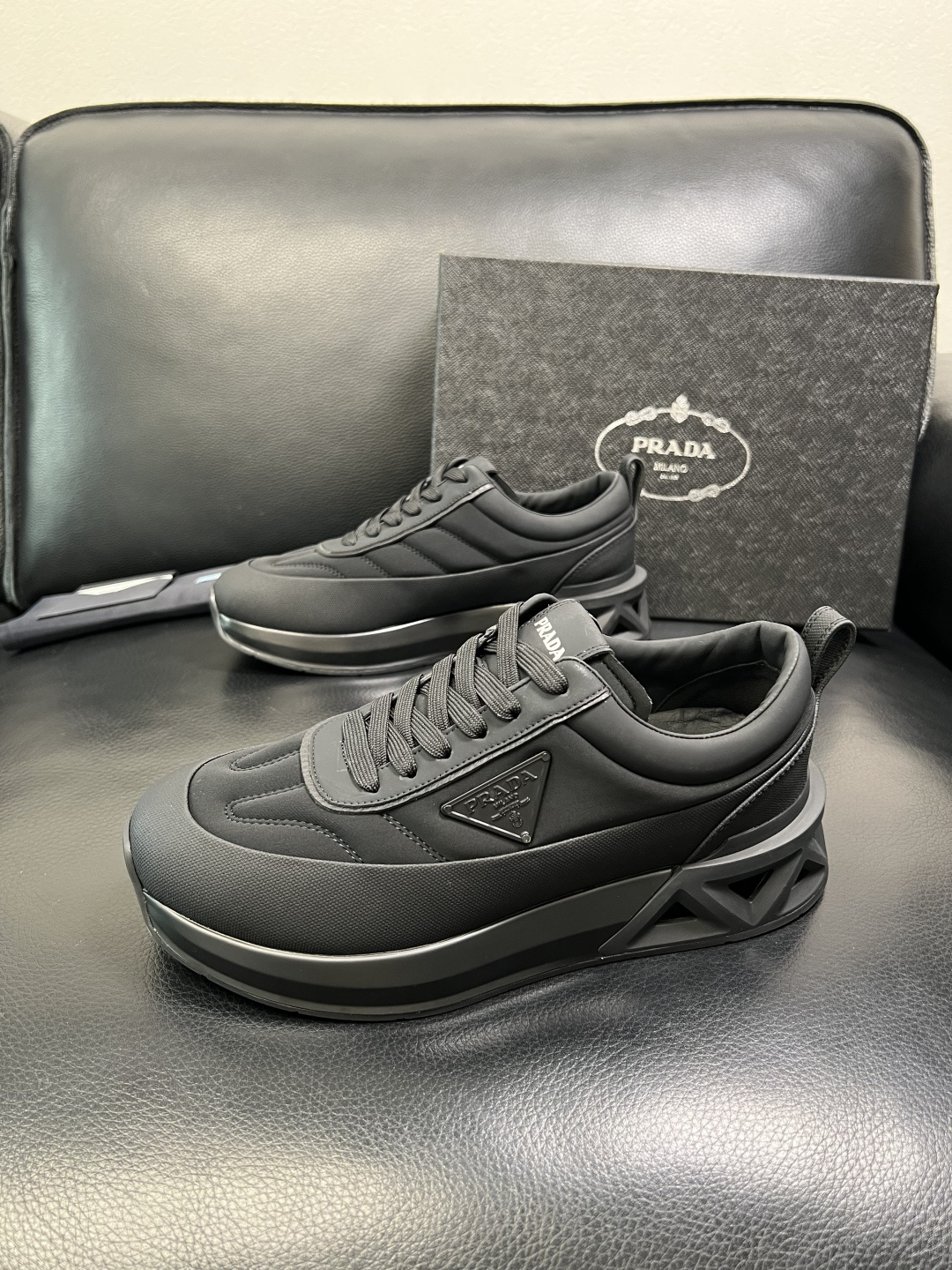 Prada 顶级工艺品，普拉达 专柜同步，原厂配置意大利进口牛皮面料，进口牛皮内里垫，透气舒适，鞋底：原