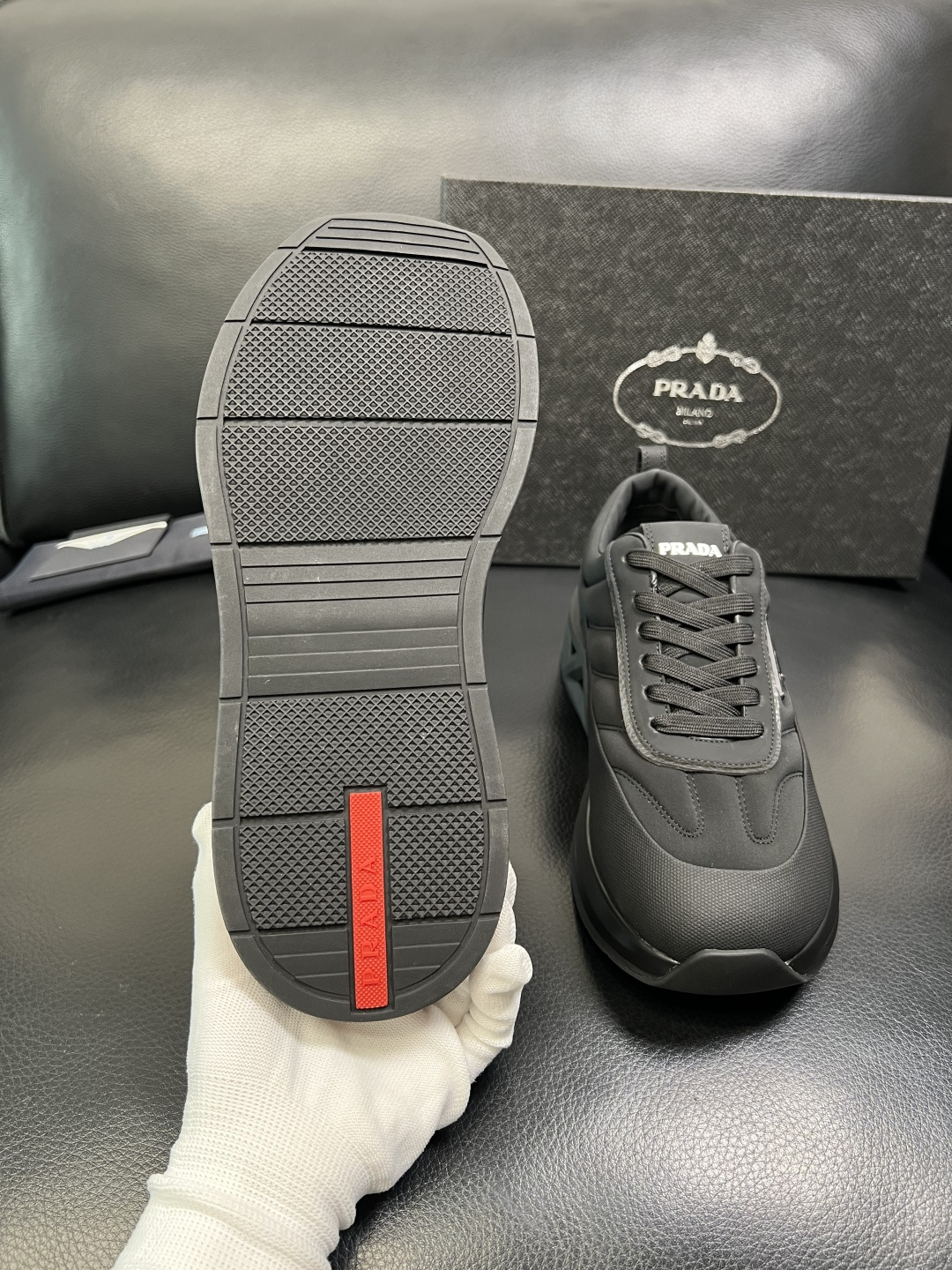 Prada 顶级工艺品，普拉达 专柜同步，原厂配置意大利进口牛皮面料，进口牛皮内里垫，透气舒适，鞋底：原