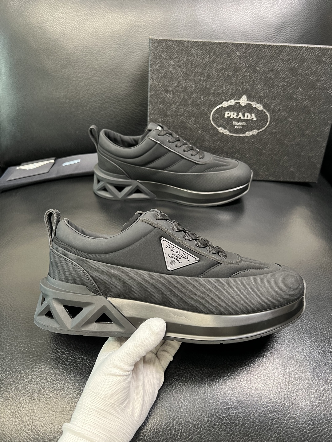 Prada 顶级工艺品，普拉达 专柜同步，原厂配置意大利进口牛皮面料，进口牛皮内里垫，透气舒适，鞋底：原