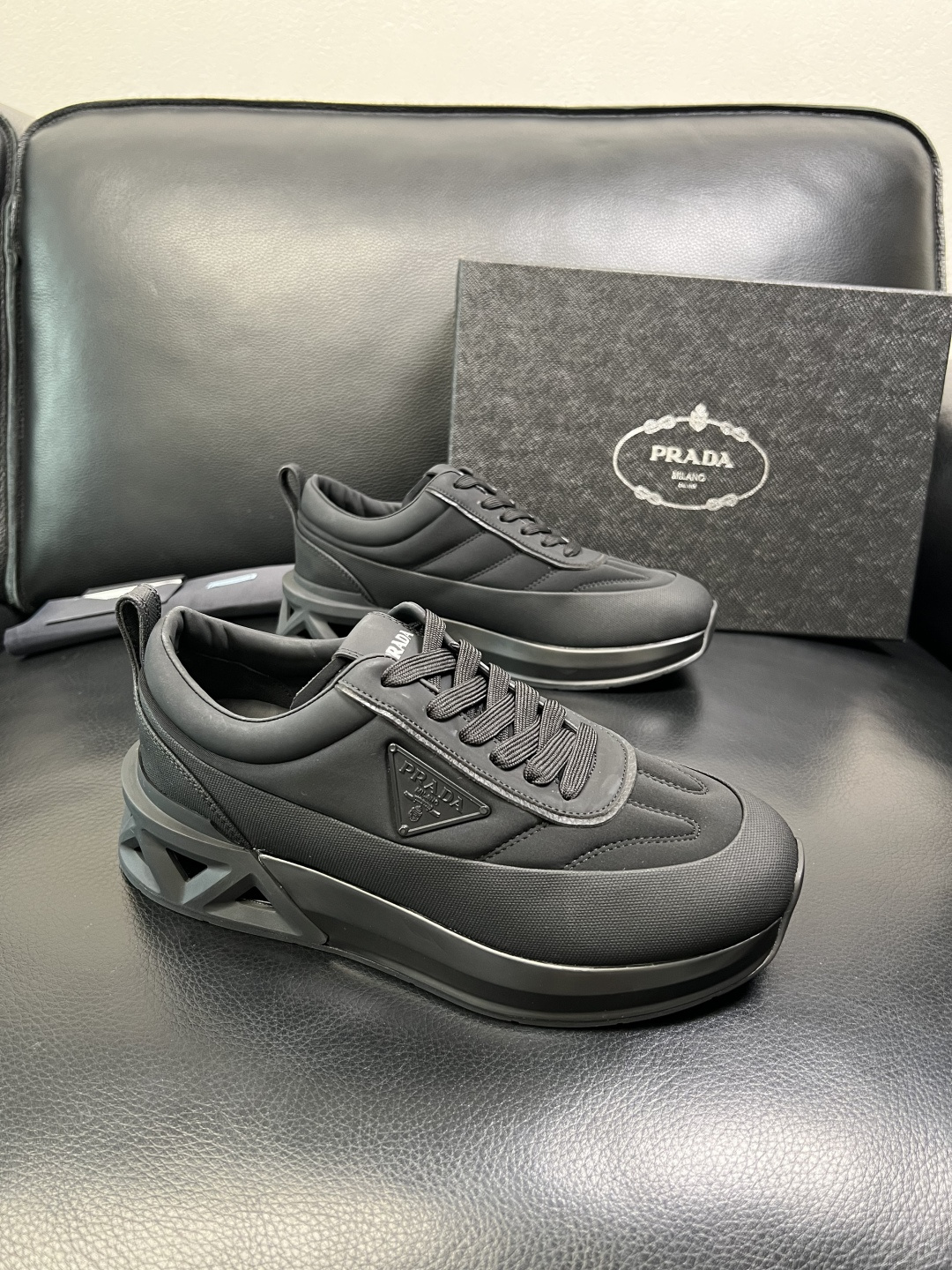 Prada 顶级工艺品，普拉达 专柜同步，原厂配置意大利进口牛皮面料，进口牛皮内里垫，透气舒适，鞋底：原