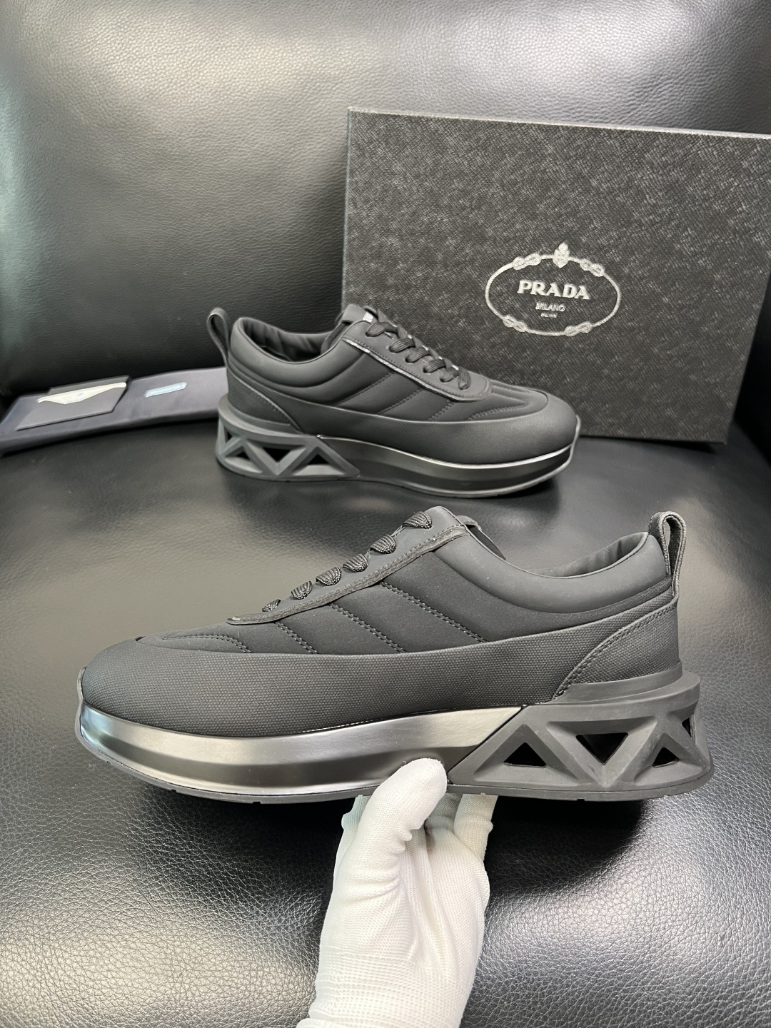 Prada 顶级工艺品，普拉达 专柜同步，原厂配置意大利进口牛皮面料，进口牛皮内里垫，透气舒适，鞋底：原