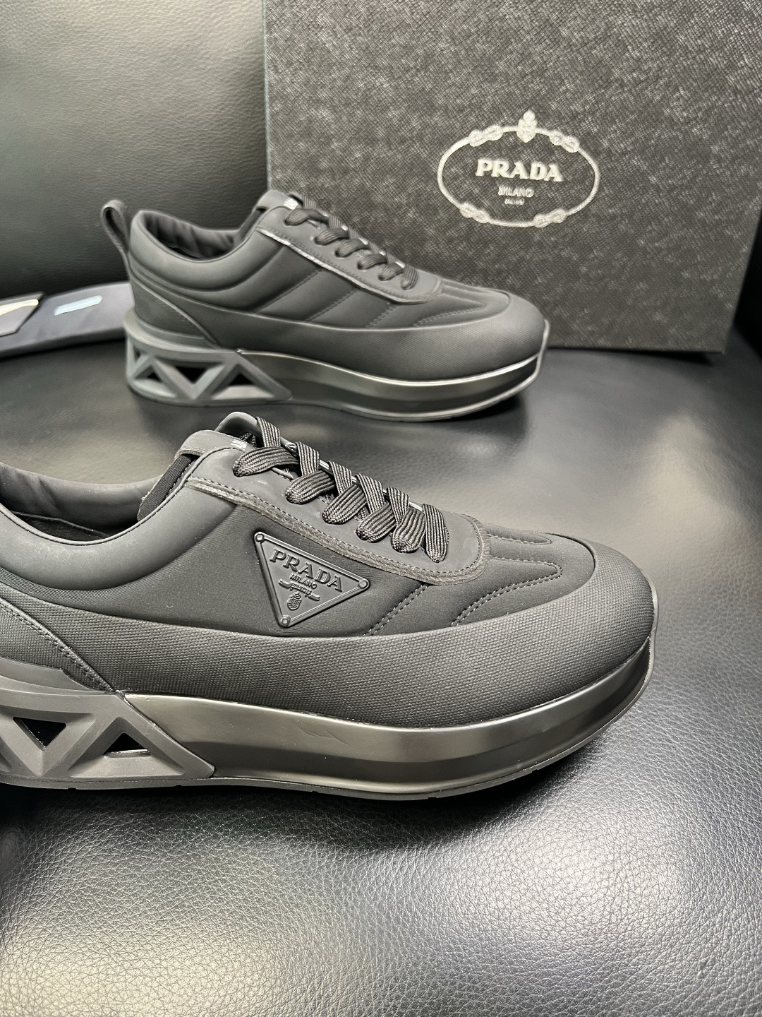 Prada 顶级工艺品，普拉达 专柜同步，原厂配置意大利进口牛皮面料，进口牛皮内里垫，透气舒适，鞋底：原