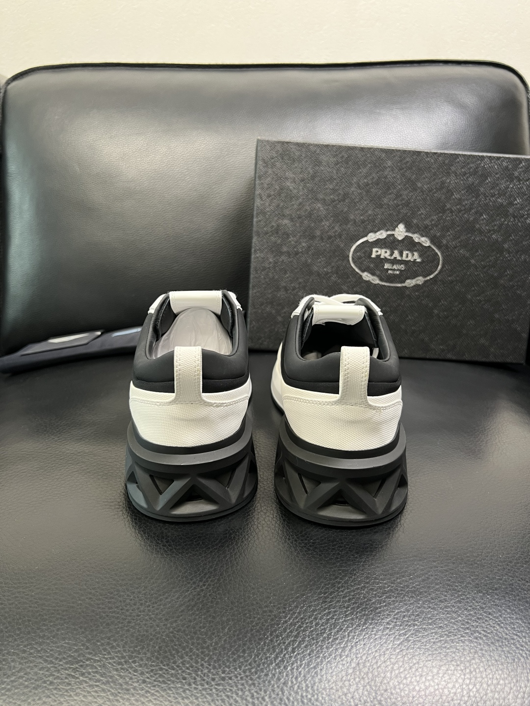 Prada 顶级工艺品，普拉达 专柜同步，原厂配置意大利进口牛皮面料，进口牛皮内里垫，透气舒适，鞋底：原