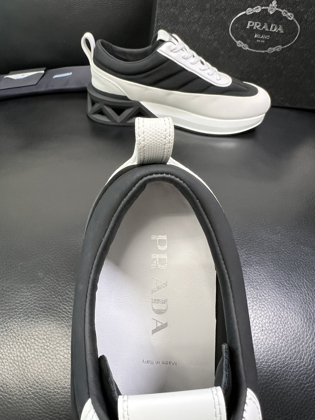 Prada 顶级工艺品，普拉达 专柜同步，原厂配置意大利进口牛皮面料，进口牛皮内里垫，透气舒适，鞋底：原