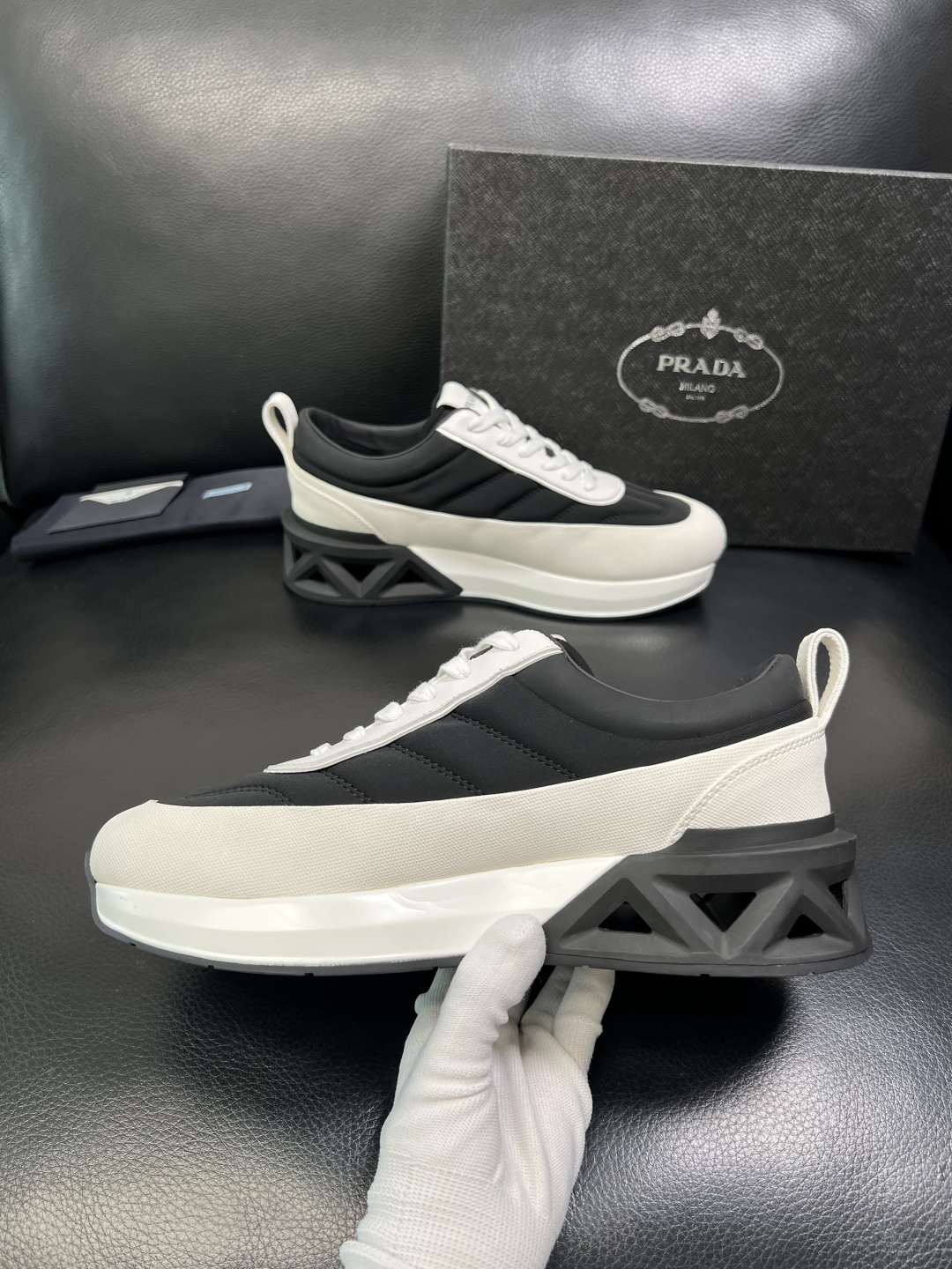 Prada 顶级工艺品，普拉达 专柜同步，原厂配置意大利进口牛皮面料，进口牛皮内里垫，透气舒适，鞋底：原